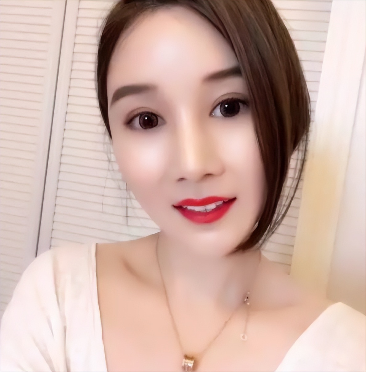 27岁嫁入豪门,35岁凄惨跳楼,8年的豪门婚姻她究竟得到了什么?