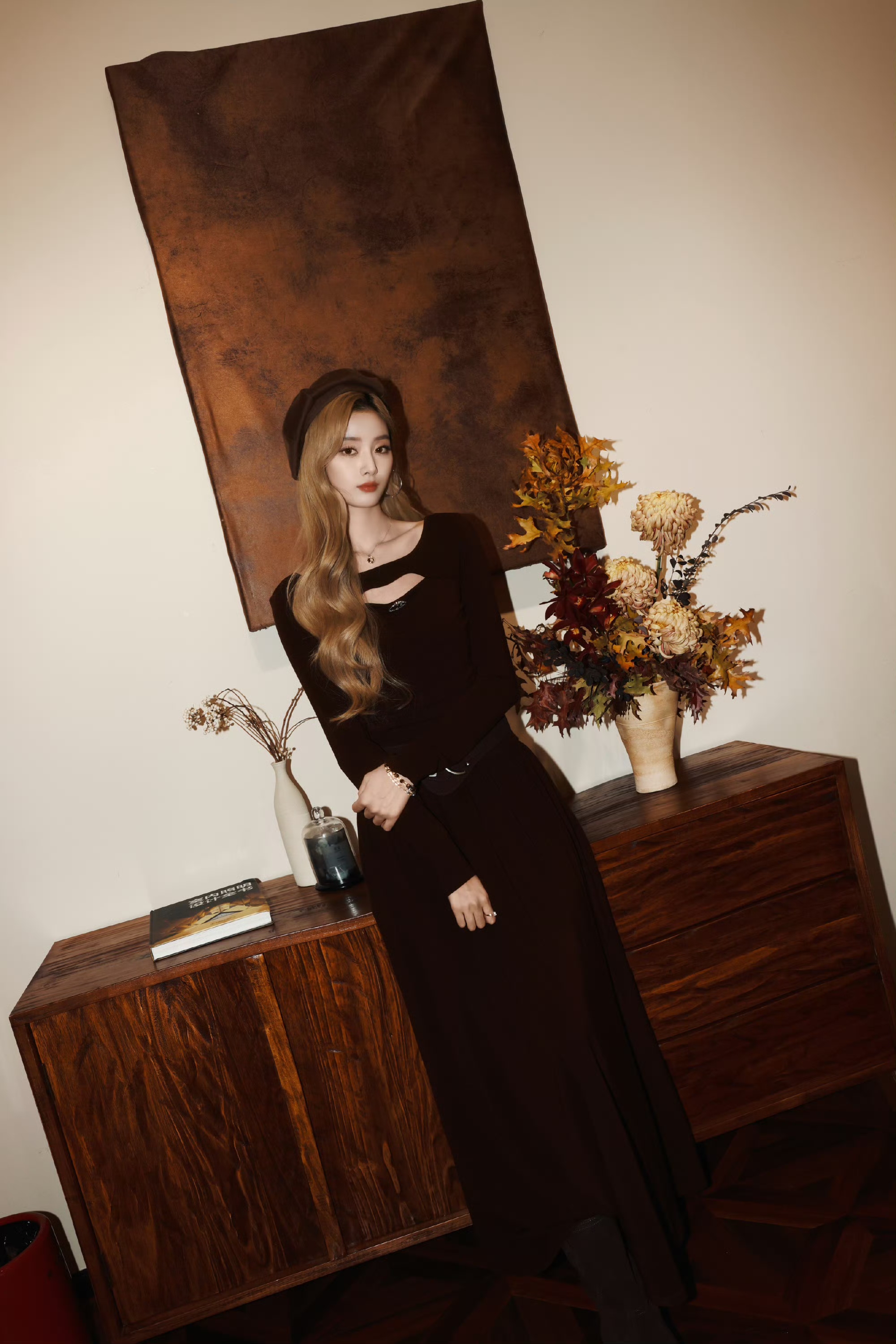 徐艺洋红丝绒裙冷艳撩人,棕调贝雷帽化身秋日甜妹