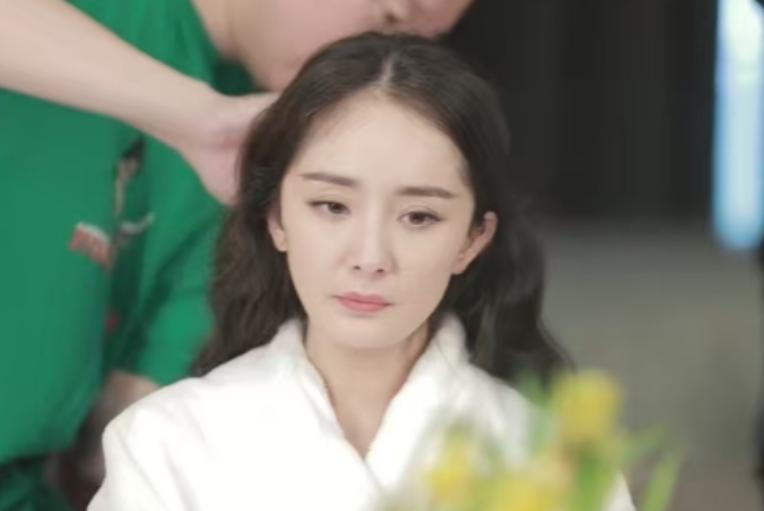 杨幂瘪嘴严重、赵丽颖眼褶多、唐嫣有了双下巴，85花纷纷陷初老