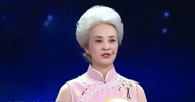 她曾两度瘫痪，遭丈夫抛弃后一夜白头，64岁逆袭成央视超模！