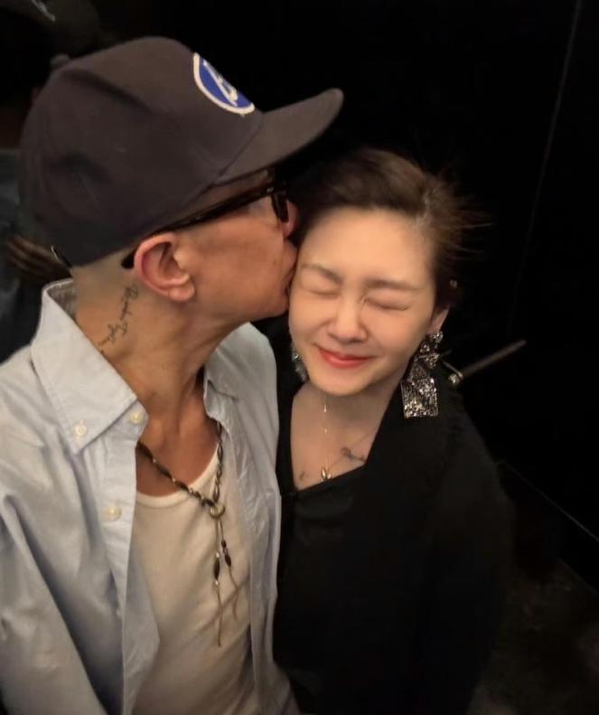 大S离世半年!具俊晔冒雨祭拜大S,现场曝光贡品是香槟和三明治