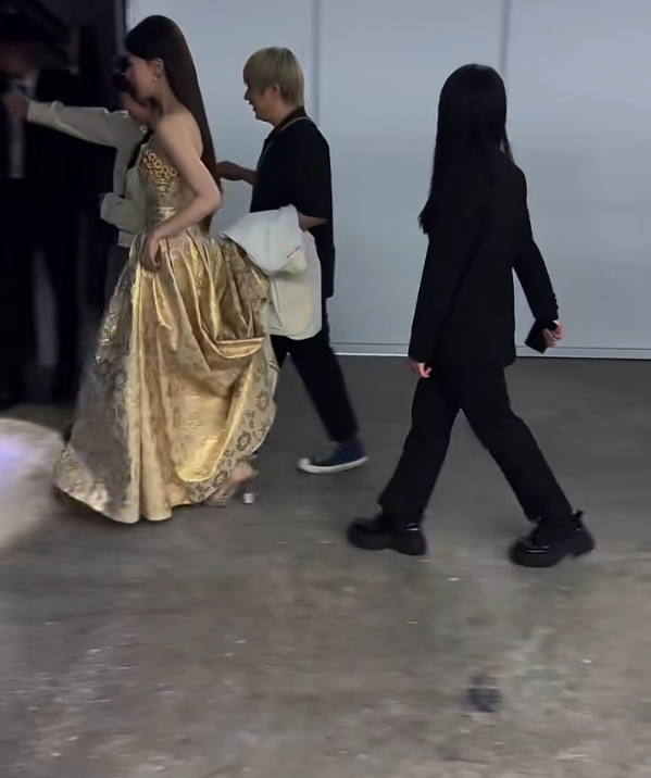 红毯幕后随拍，孙俪仿若胡曼黎，杨幂略显狼狈，只有吴谨言扛住了