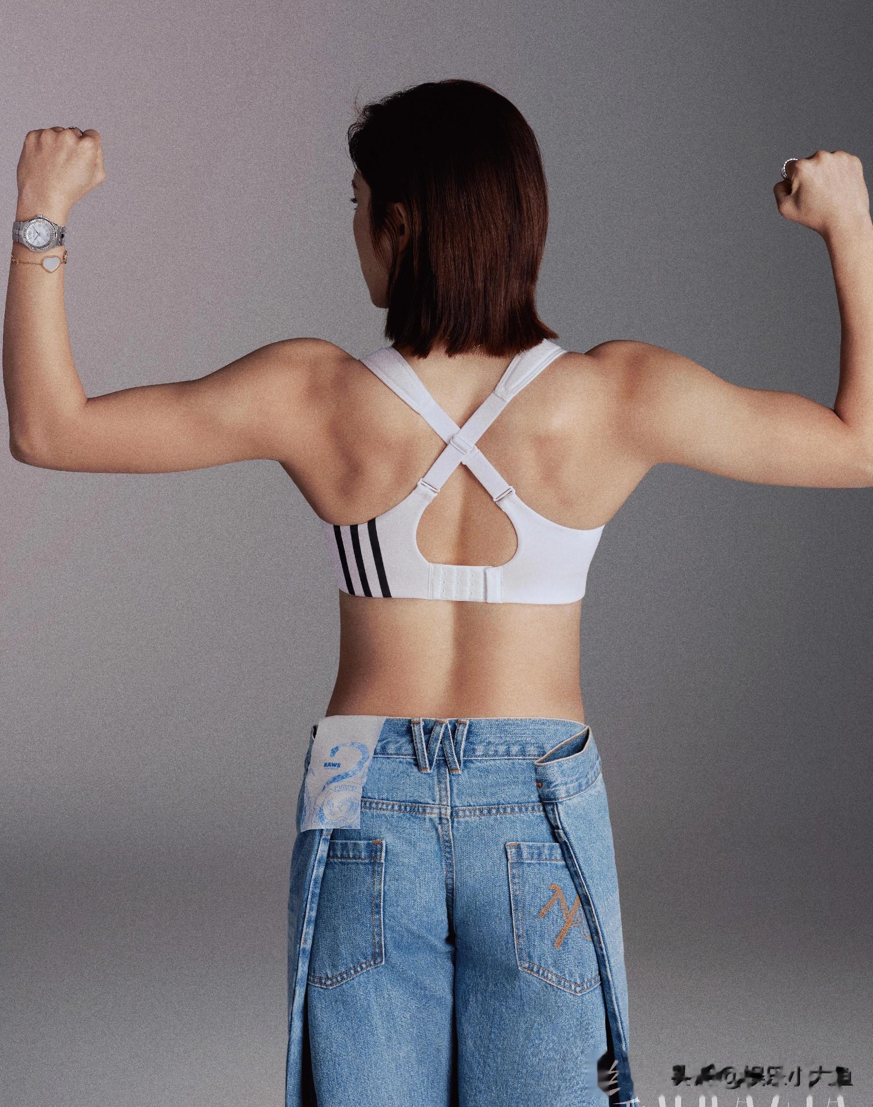 吴艳妮分享红秀封面杂志写真秀肌肉身材好绝,自信明媚好讨人喜欢