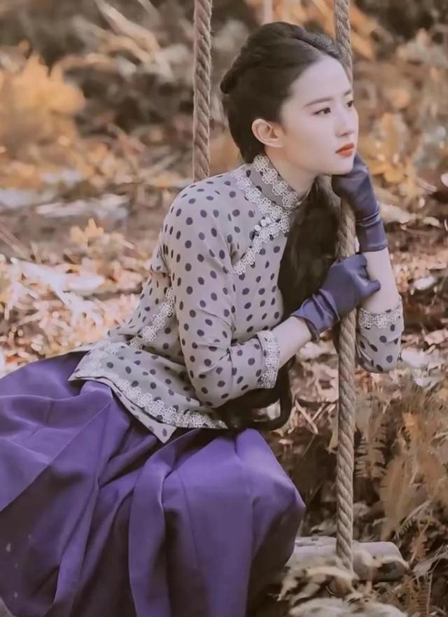 五百多天不进组,爱吃火锅和烤肉,刘亦菲活成内娱羡慕的样子