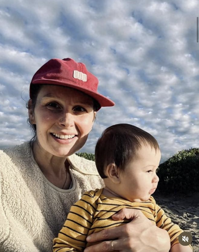 郑佩佩儿子庆祝40岁生日，患癌妻子抱娃出镜，两岁混血儿子像妈妈