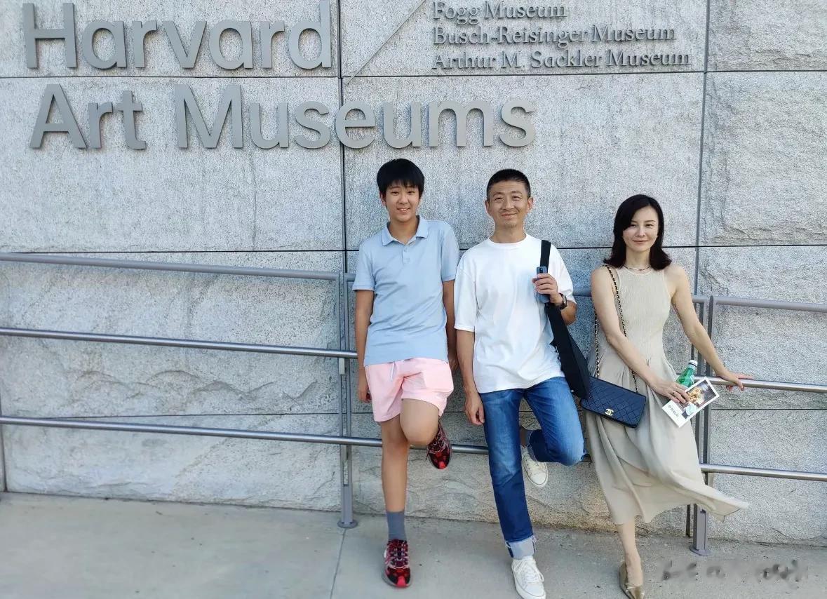 刘孜儿子生日晒全家福！在美国读书越长越像爸，和老公同框超甜