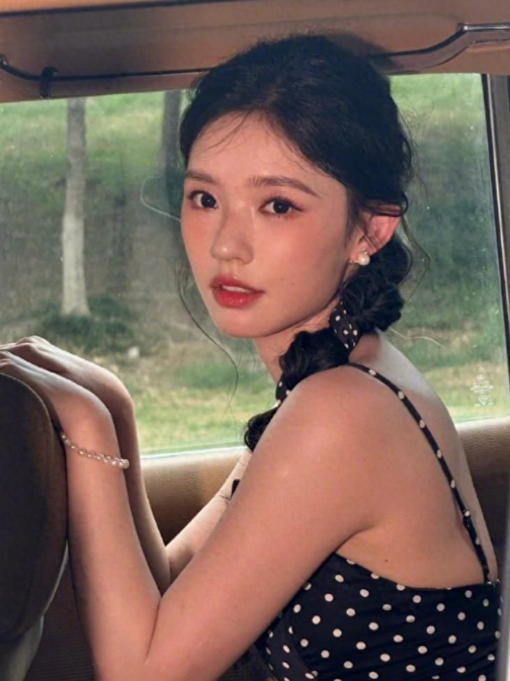 29岁林允晒老钱风美照,扎麻花辫元气满满,穿波点吊带裙大秀身材