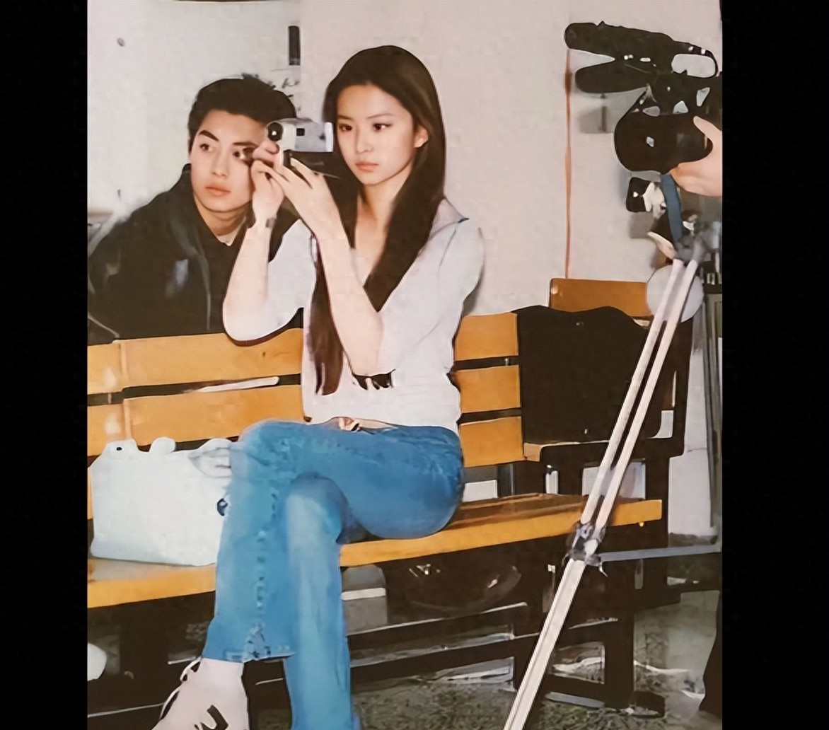 往事如烟：刘亦菲朱亚文是大学同学，青涩照画面感十足！