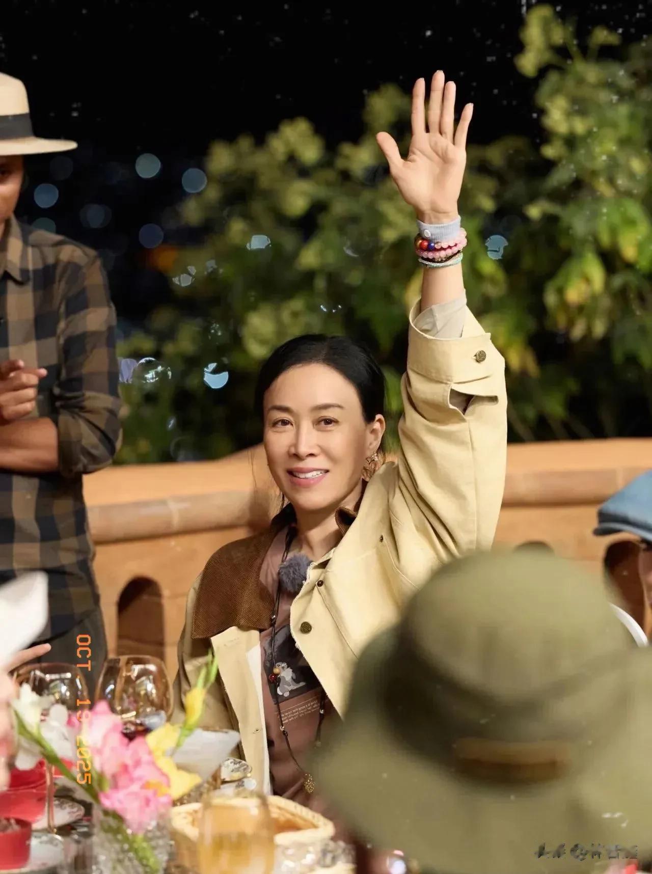 57岁那英现身伦敦被偶遇，打扮时髦，年轻有活力，网友：像30岁！