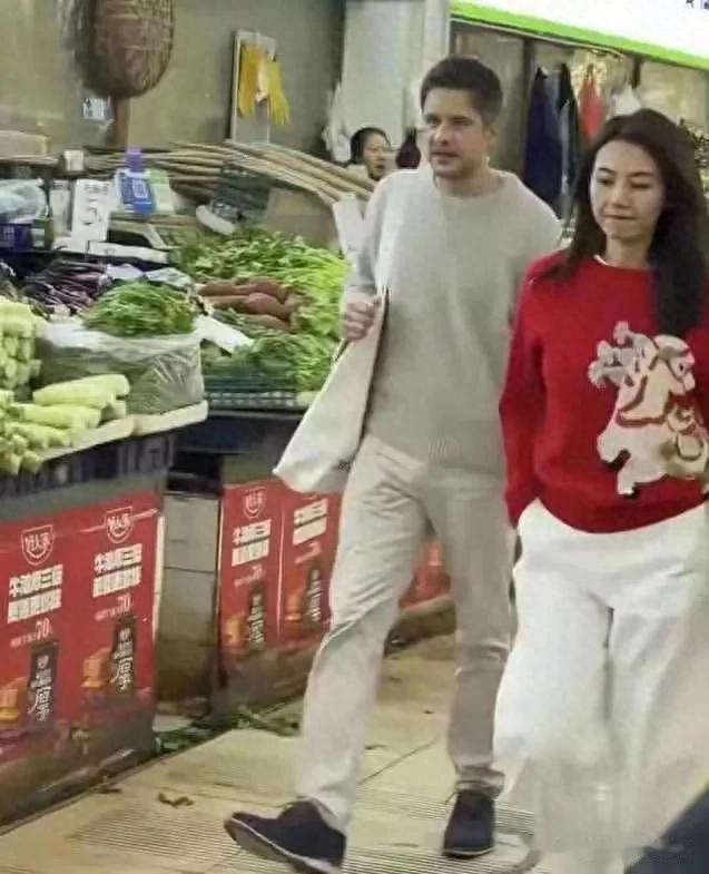 46岁高圆圆在成都菜市场买菜，她打扮青春，面露自信，看着好年轻