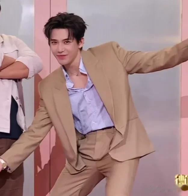 电影之夜男明星集体翻车，松垮、疲惫、黑眼圈、尽显真实状态