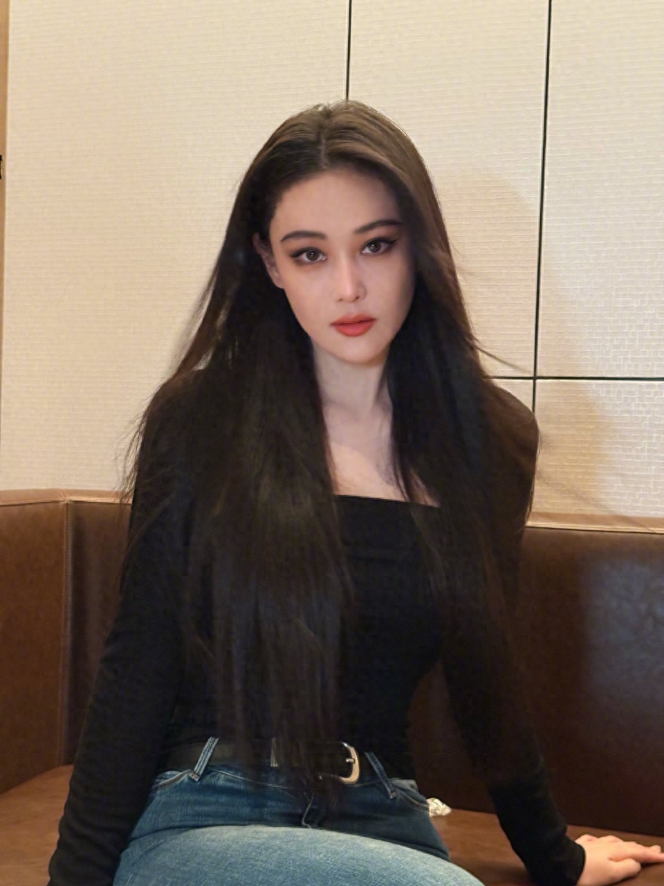 张馨予晒妈妈织的围巾！随手一披美的惊艳，还被称呼为宝宝好幸福