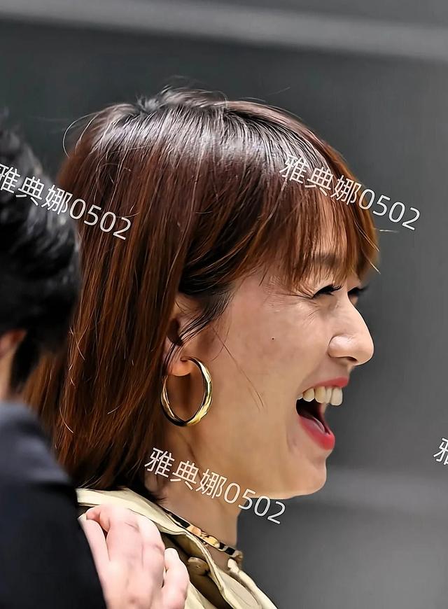 马伊琍真是天然美女,快50岁了脸上没有一点科技痕迹,牙都没整过