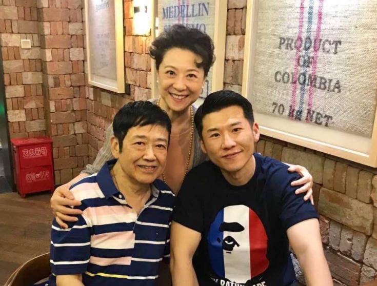 演员王骁：40岁走红，娶平凡妻子生一女，是母亲王馥荔的骄傲