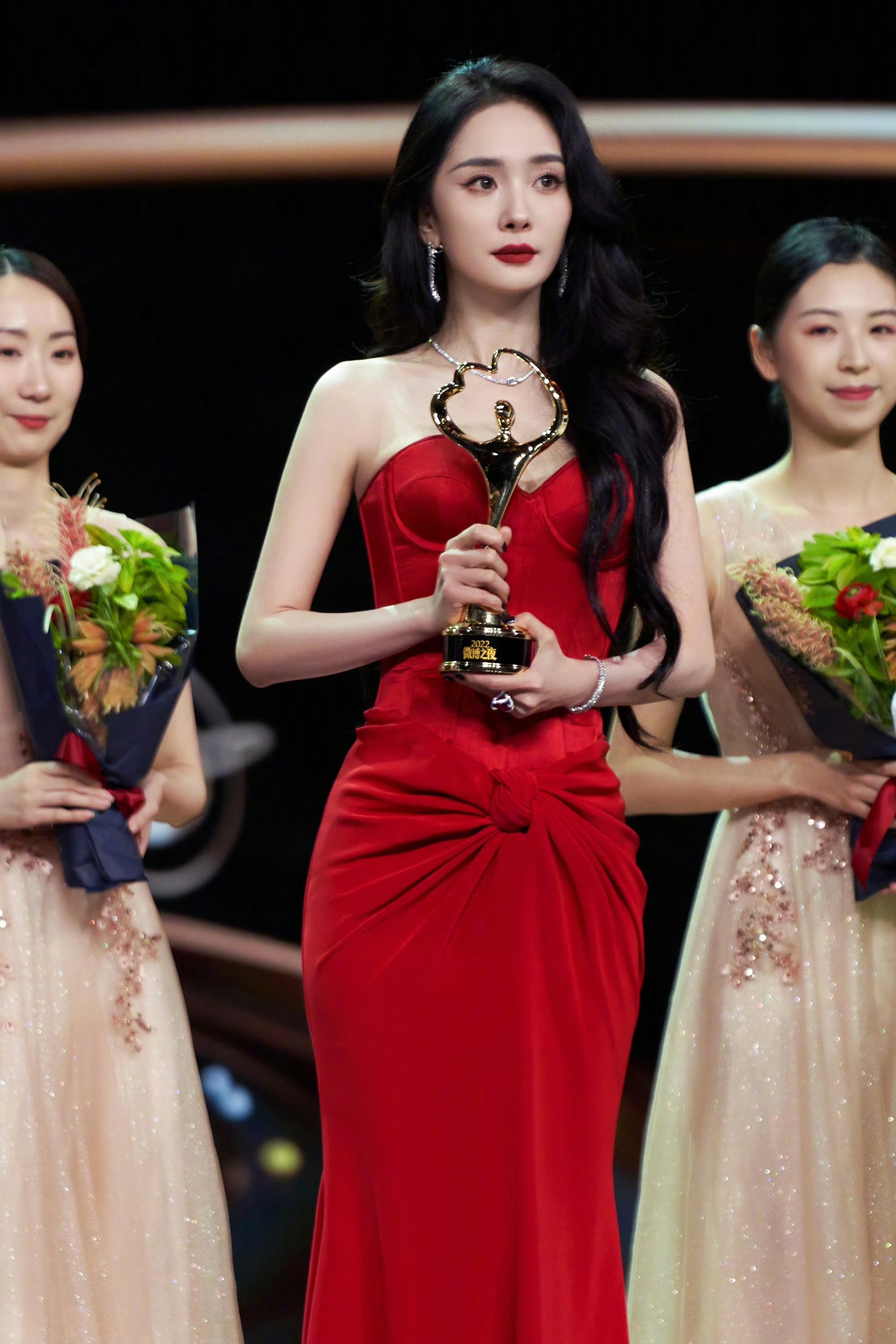 杨幂迷人又优雅风姿，红色礼服