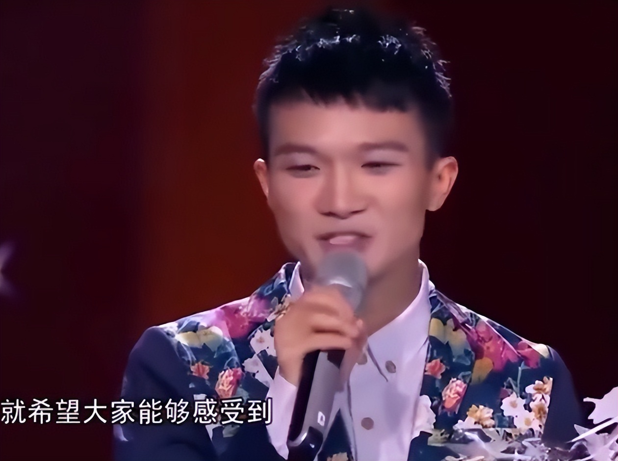 新华社45字评周深春晚表现，不提歌技却一针见血，戳中年歌迷心坎