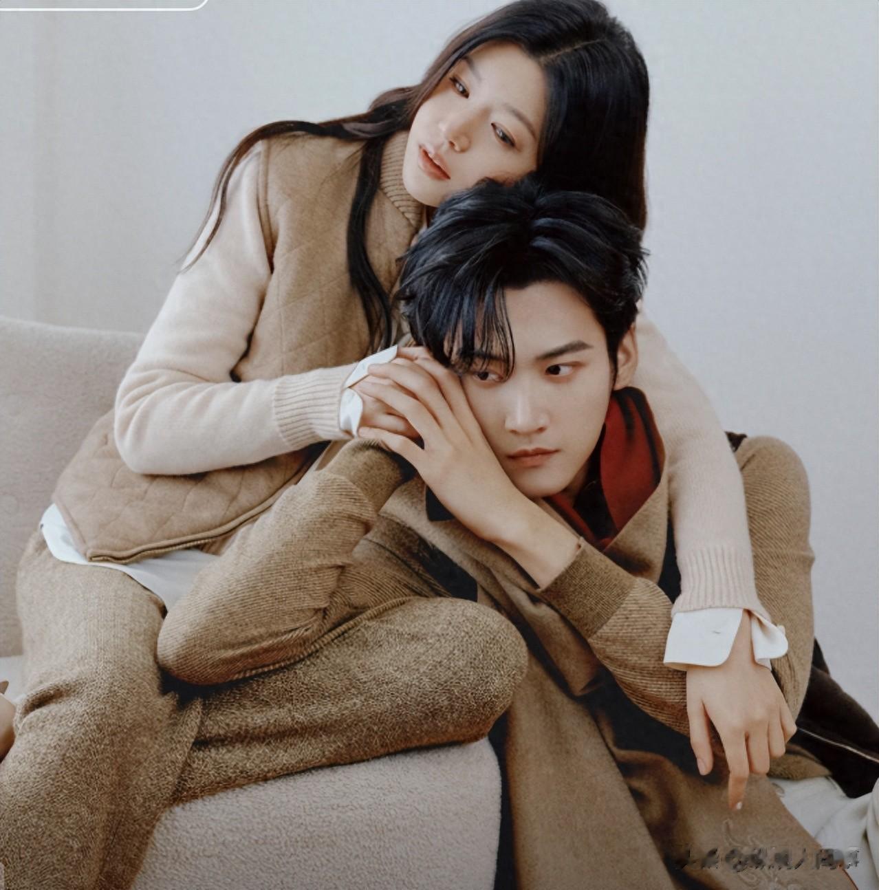 陈妍希周柯宇杂志大片,拍得好像情侣爱照,男方眼神呆滞也没光了