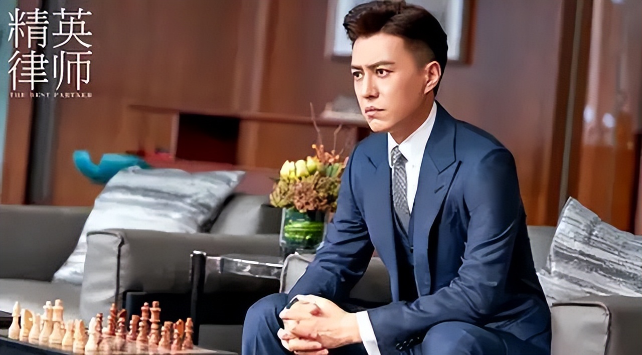 人民日报对靳东的称呼变了，七字之差释放强烈信号，陈道明说对了