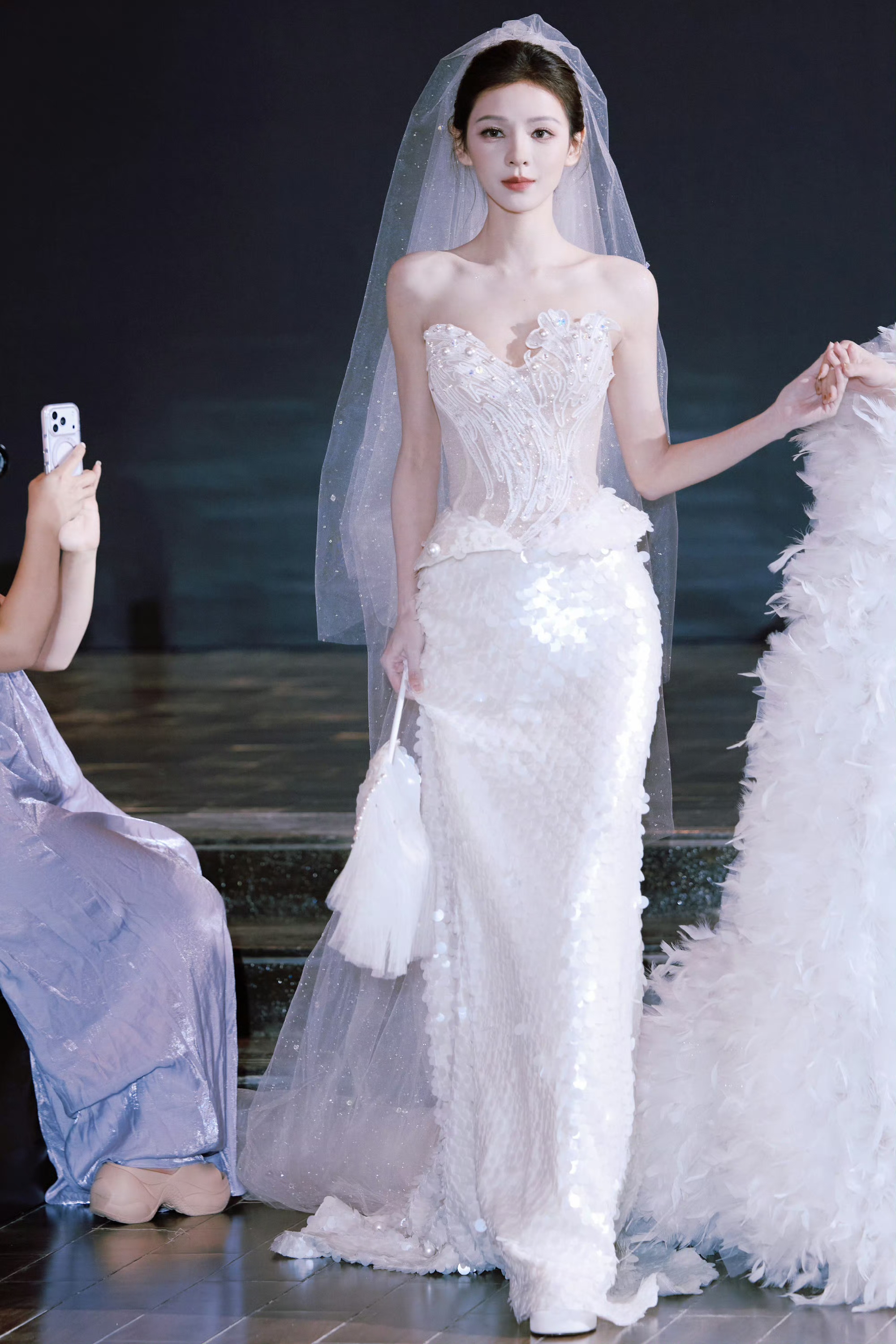 张予曦穿白色珍珠亮片裙亮相三亚婚纱时装周 真是又纯又欲