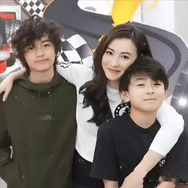 张柏芝庭审崩溃仅5天，18岁的大儿子给妈妈争光，刘嘉玲说对了