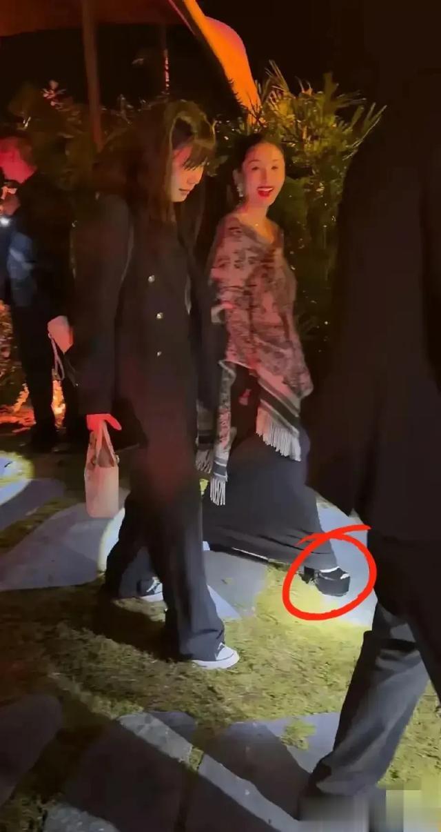 王子文披着迪奥围巾像裹着床单 虽五官漂亮 但个头矮小撑不住这气场