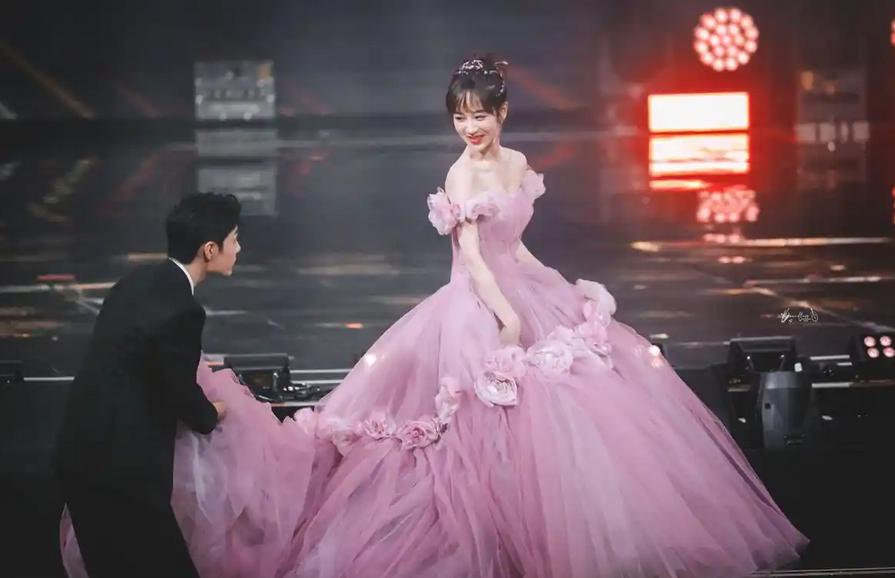 一场生日，戳穿了杨紫在演艺圈的地位，原来肖战一个字都没说错