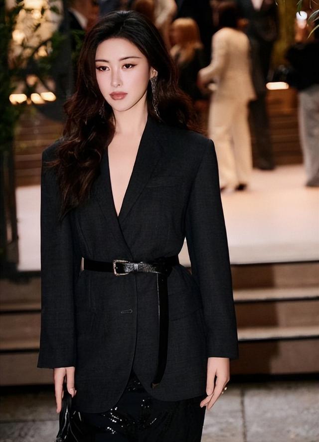 米兰时装周：朱珠美得不费力气，关晓彤土出新花样，檀健次挨骂了