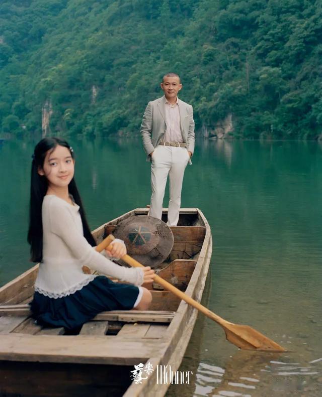 47岁聂远 和11岁大女儿合拍杂志 聂子一个子高挑眉眼像爸爸 颜值很高