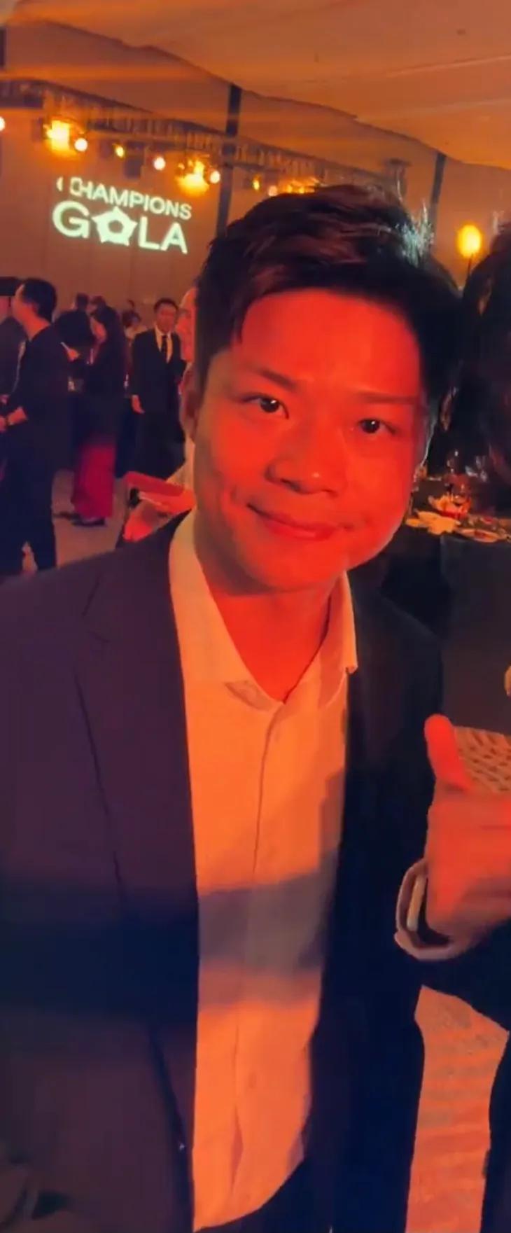 这一夜,郭晶晶戴黄金项链演讲,霍启刚穿中山装帅气,李宁很精神