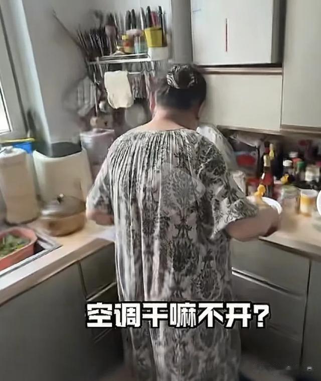 上海男明星发现母亲在家不开空调，网友：明星的家人很节俭