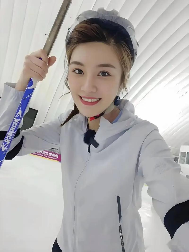 央视后起之秀郑子可，气质出众能力卓绝，关键是家庭环境也给力