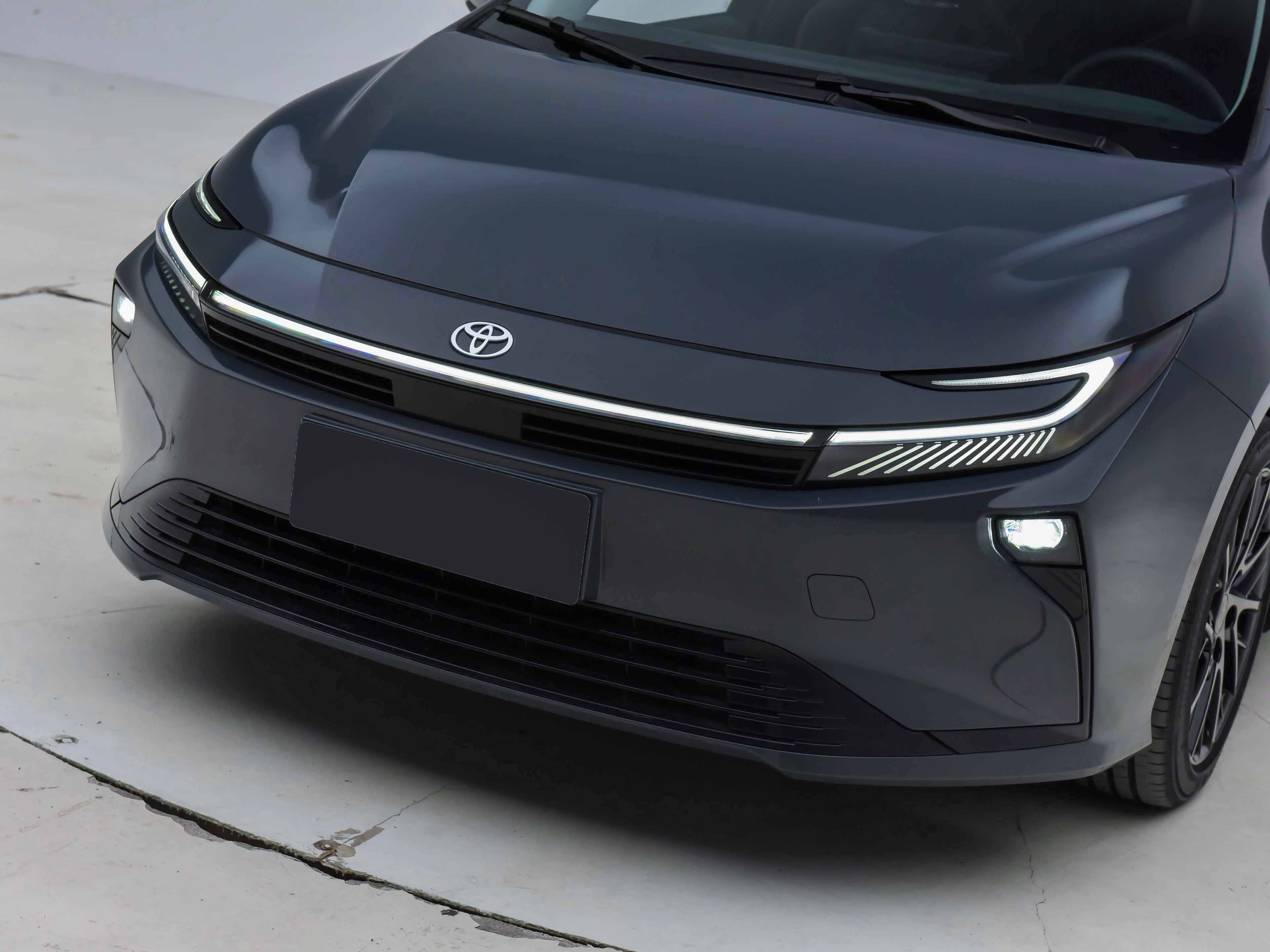 9.9万拿下丰田混动家轿，1.8L油电混动+4L多油耗，比新能源香？