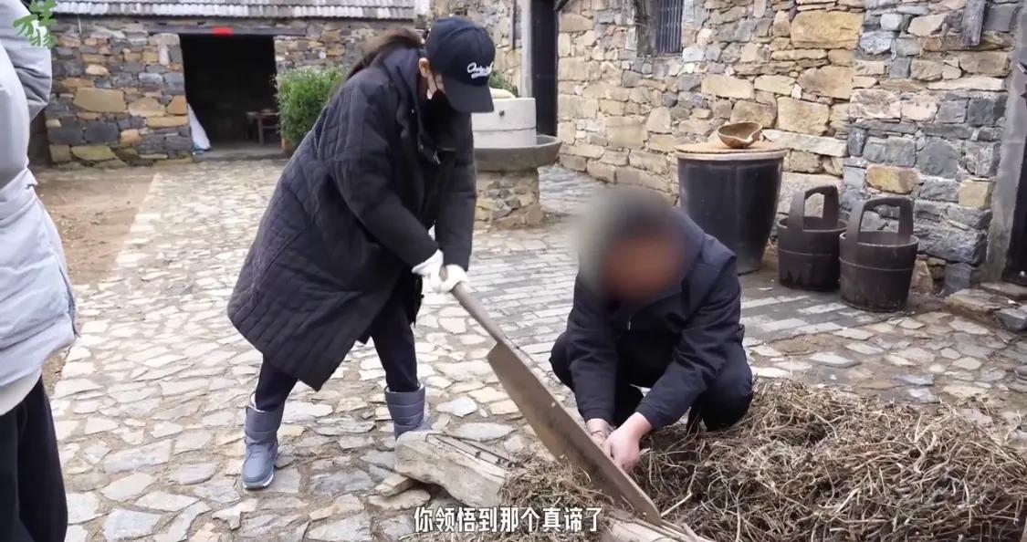 杨幂穿维密睡衣抱jellycat小熊，明艳又可爱，迟蓬夸她脑子好使！