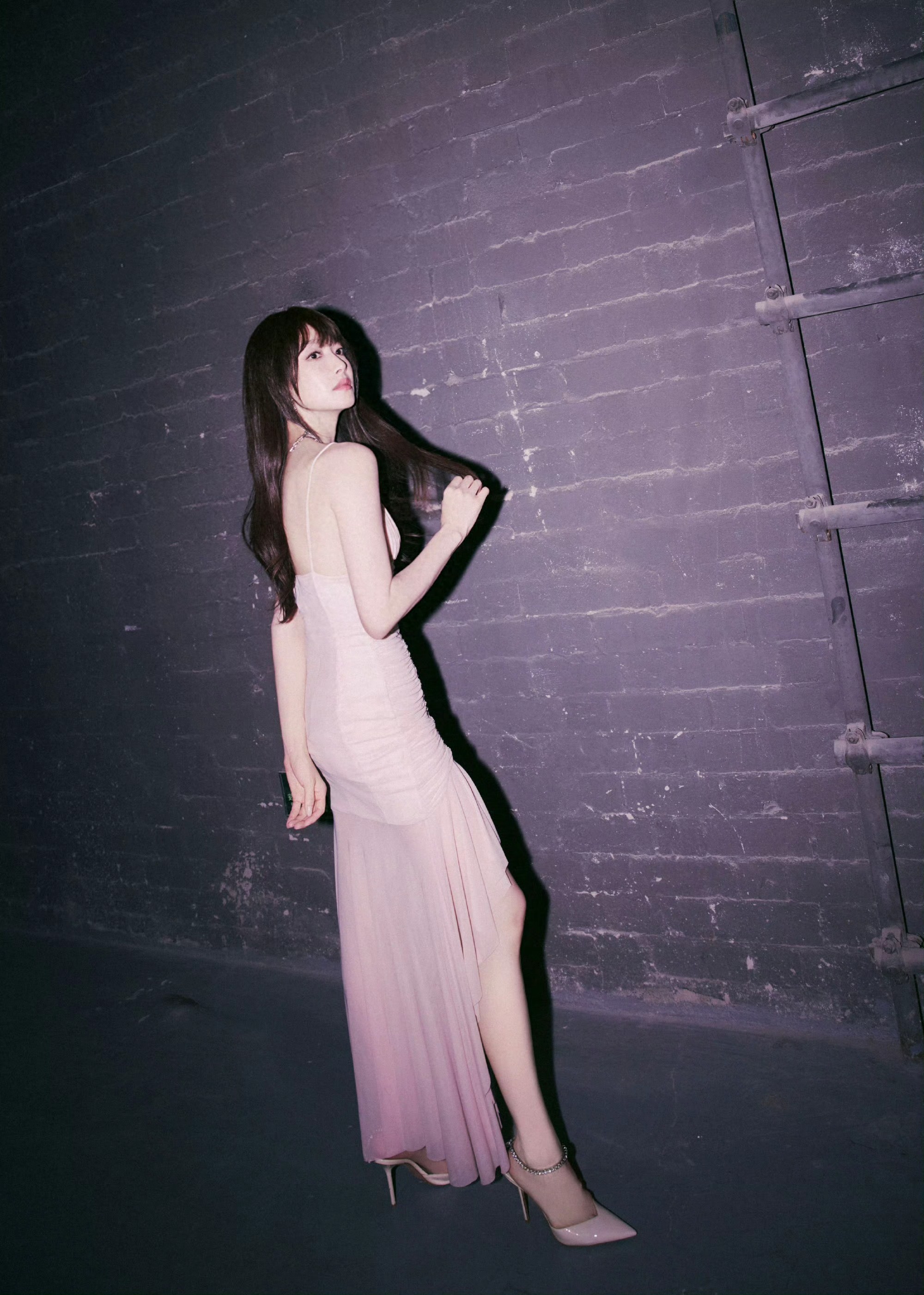 宋茜粉红抹胸连衣裙