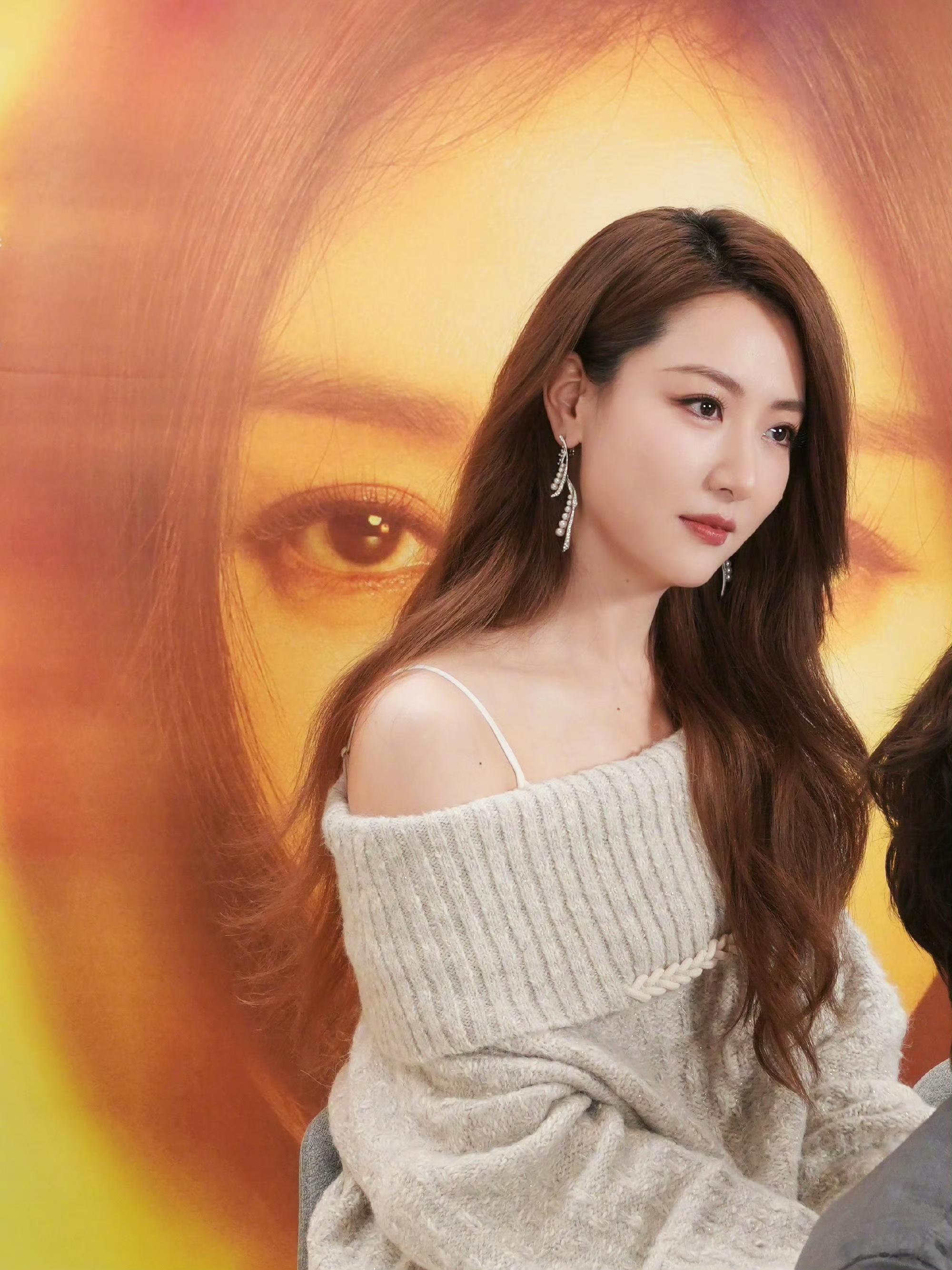 白冰的气质太有味道了，冷艳时气场全开，温柔时岁月静好