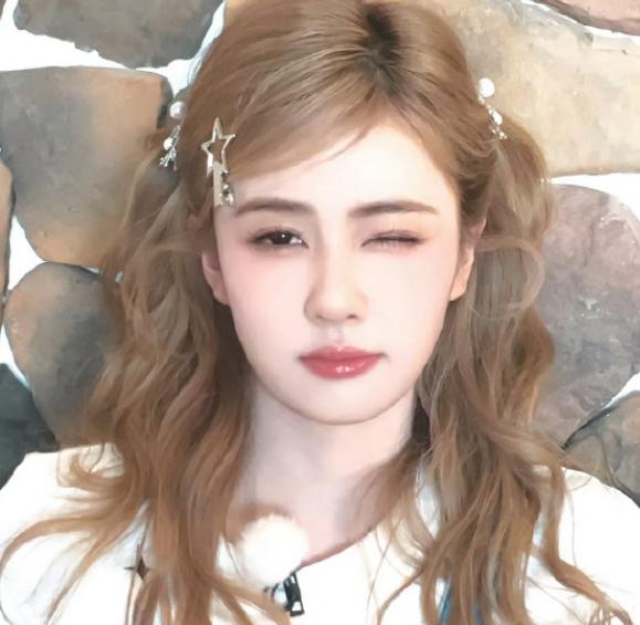 花篮里的温情：白鹿周深为张真源送祝福，跑男大家庭暖意流淌