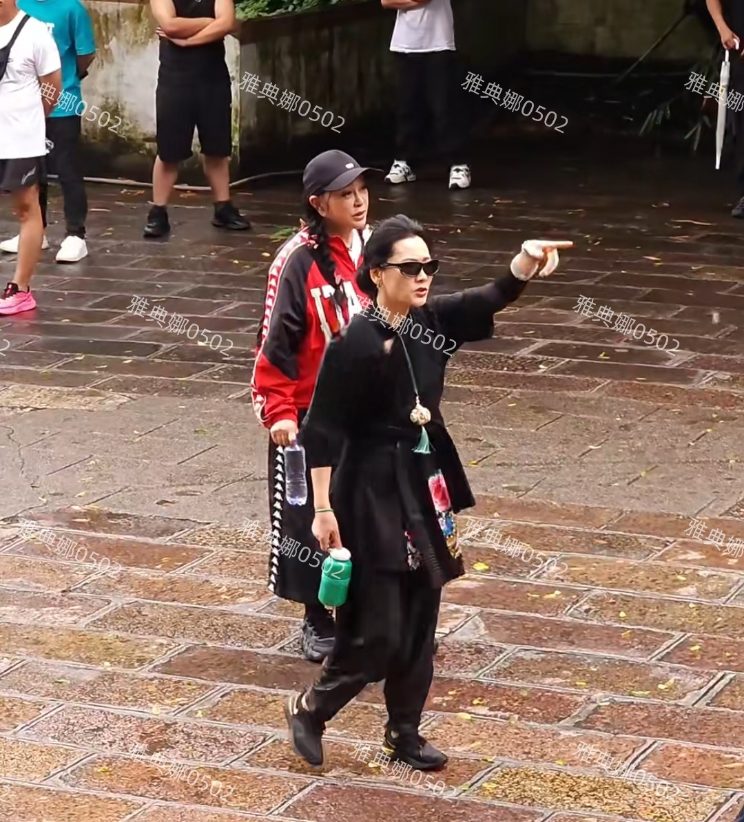 刘晓庆70的年纪18的打扮宁静矮黑胖,夕阳红老年团硬夸成一路繁花