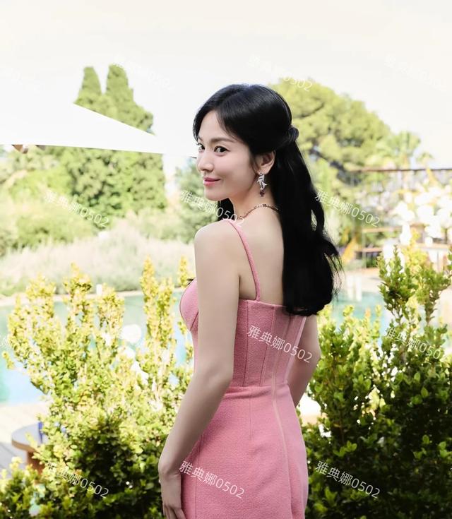 全智贤本人并不年轻,尤其她老公生意失败后,频繁营业一脸疲惫!