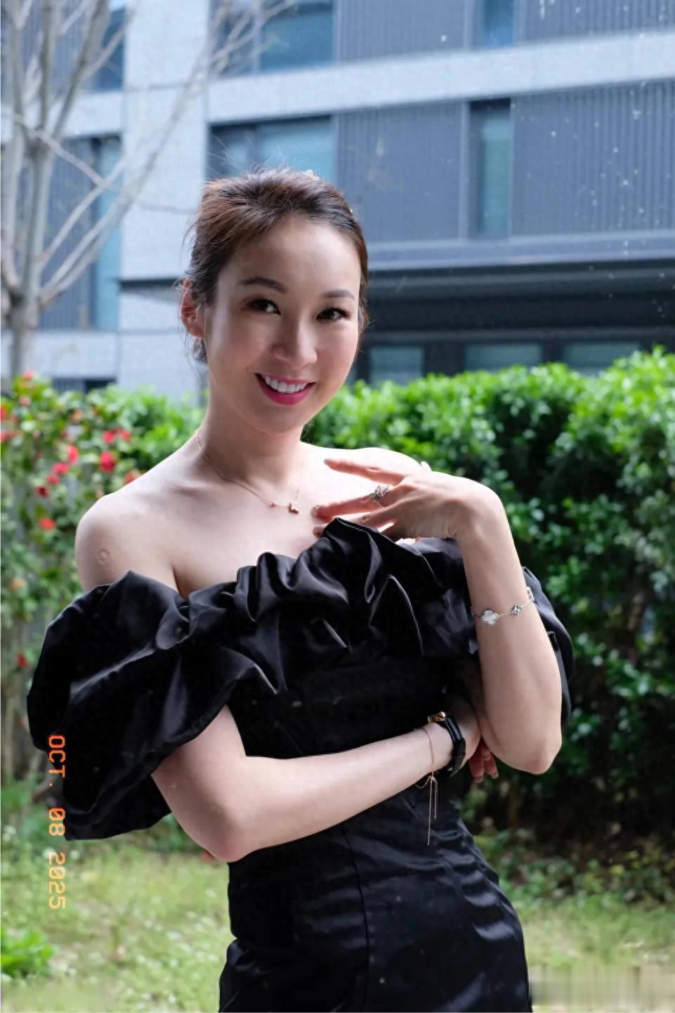 香港知名女星再婚，离婚三年再嫁高级督察，胡杏儿夫妇到场祝贺！