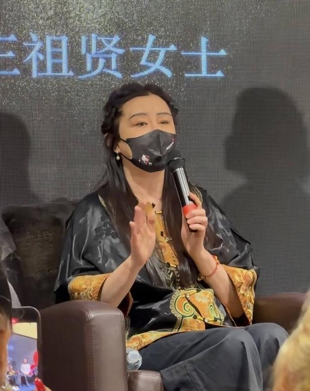 58岁王祖贤罕见露面，打扮低调声音甜美，眼睛一大一小令人担忧