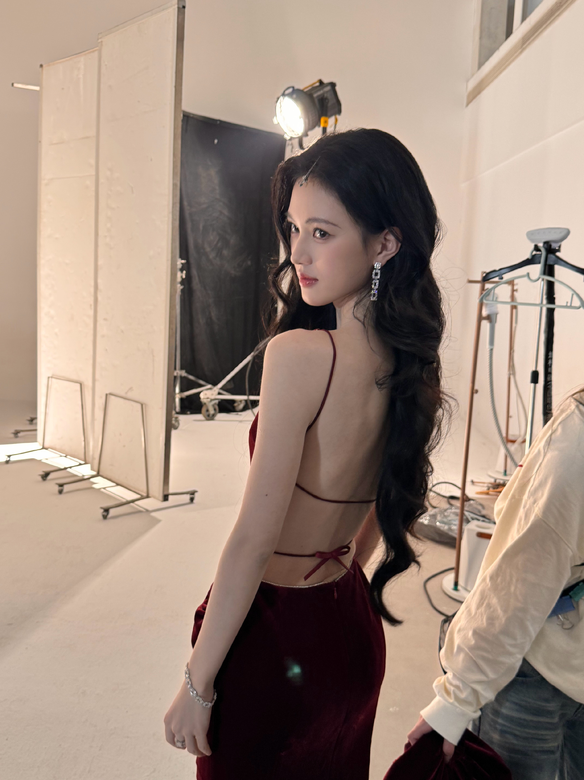 沈羽洁酒红亮片裙好绝！露背造型美到挪不开眼