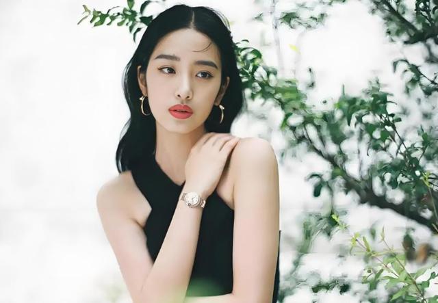 ?近日，32岁的杨采钰毫无保留地公开了自己的孕肚照