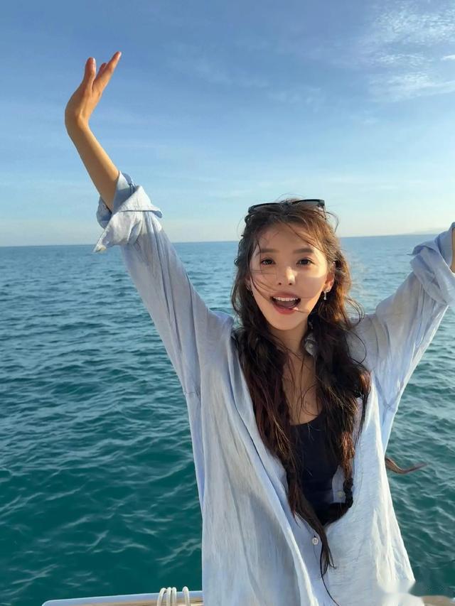 章若楠海边写真图