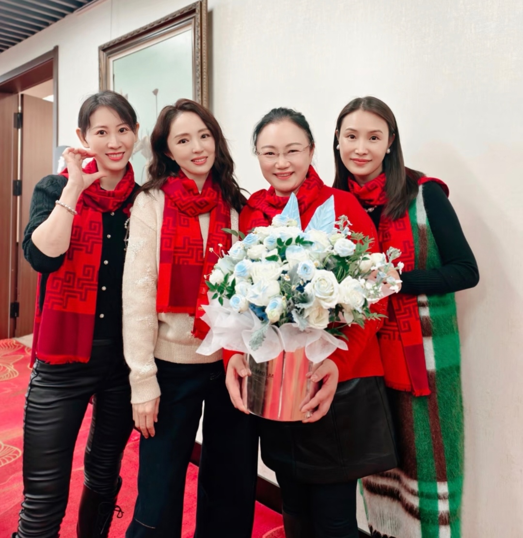 友人晒与董璇张维伊聚餐照，姜潮麦迪娜夫妇、主持人杨帆也来了