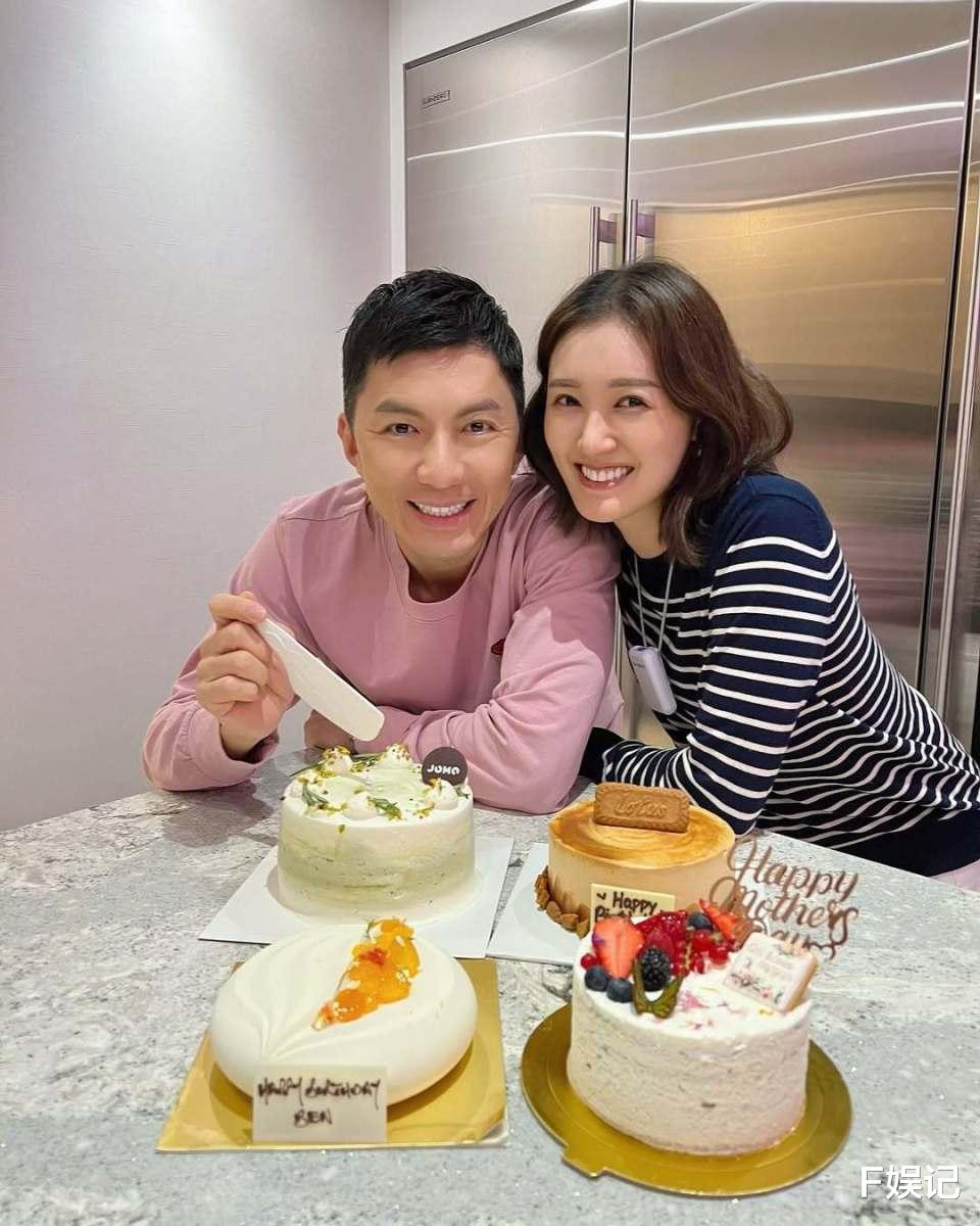 袁伟豪生日与母亲节是同一天 三代同堂一起庆祝而儿子忙着献花