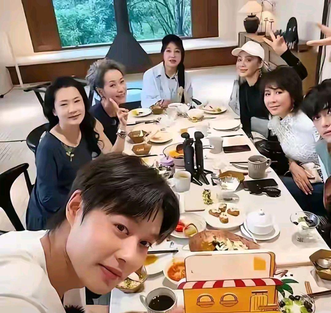 《一路繁花》柯淳聊节目前对繁花团成员印象：姐姐们都很难搞