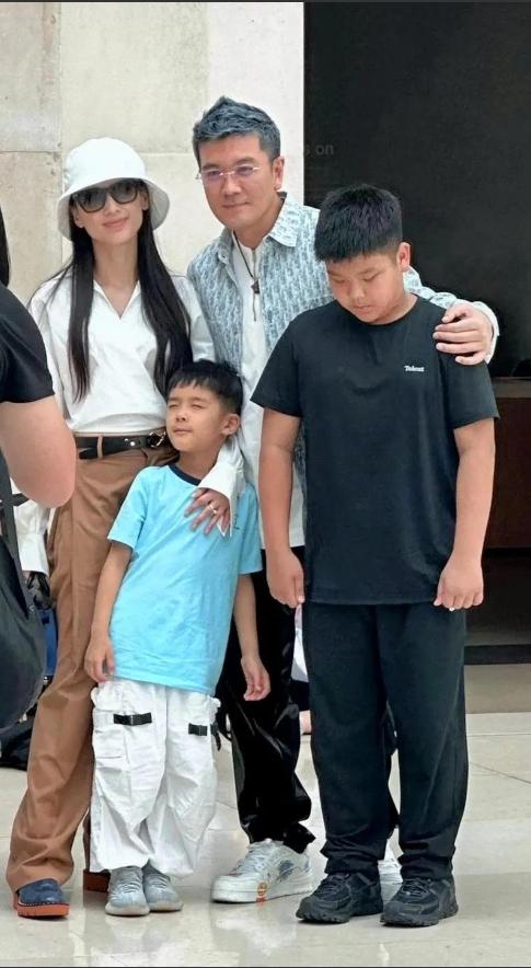 杨子陪小儿子用早餐！离婚后送孩子上学13岁安迪太卷，即将要转学