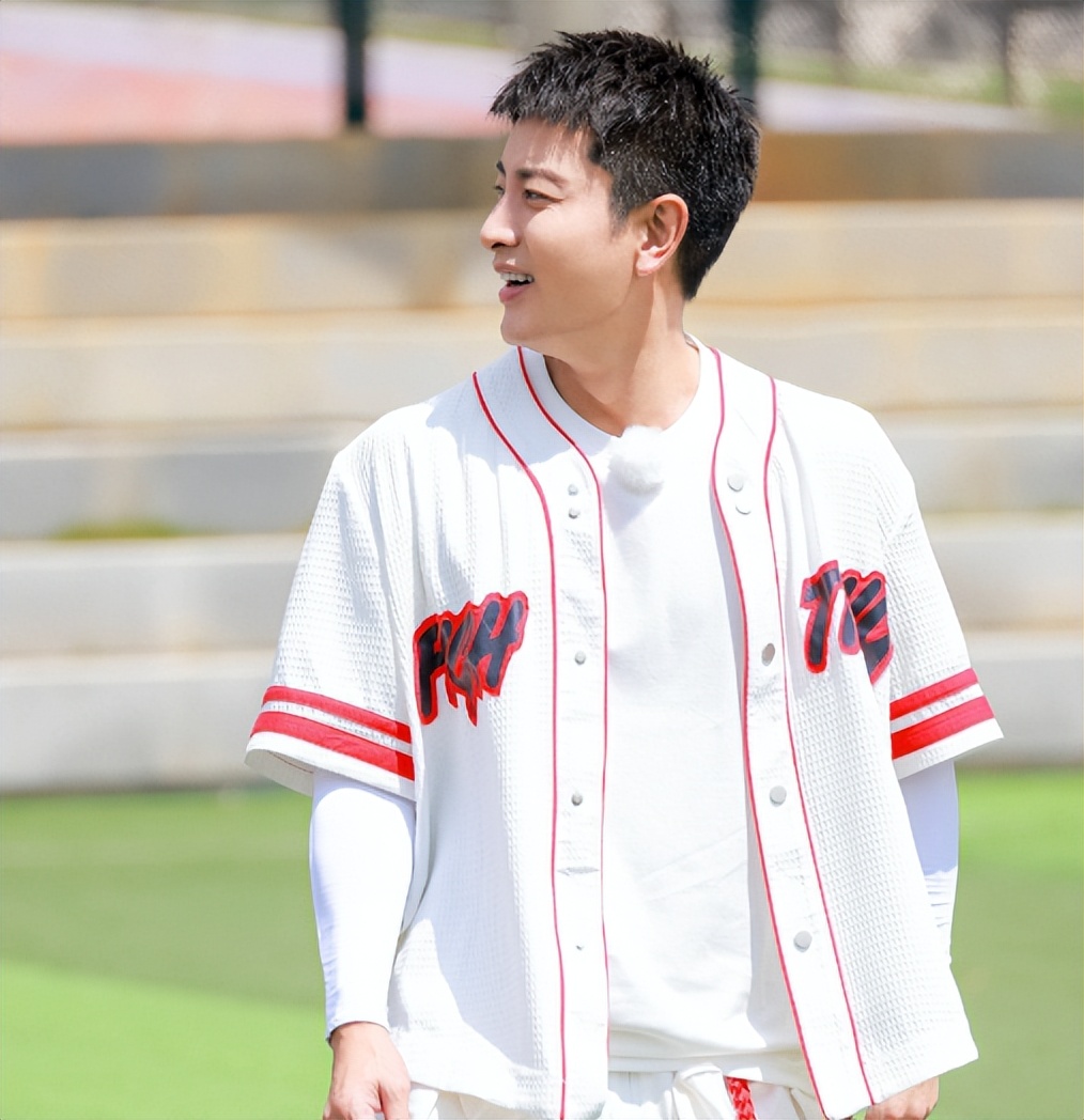 离婚6年,吃完李小璐“红利”的贾乃亮,又回到了自己的“怪圈”