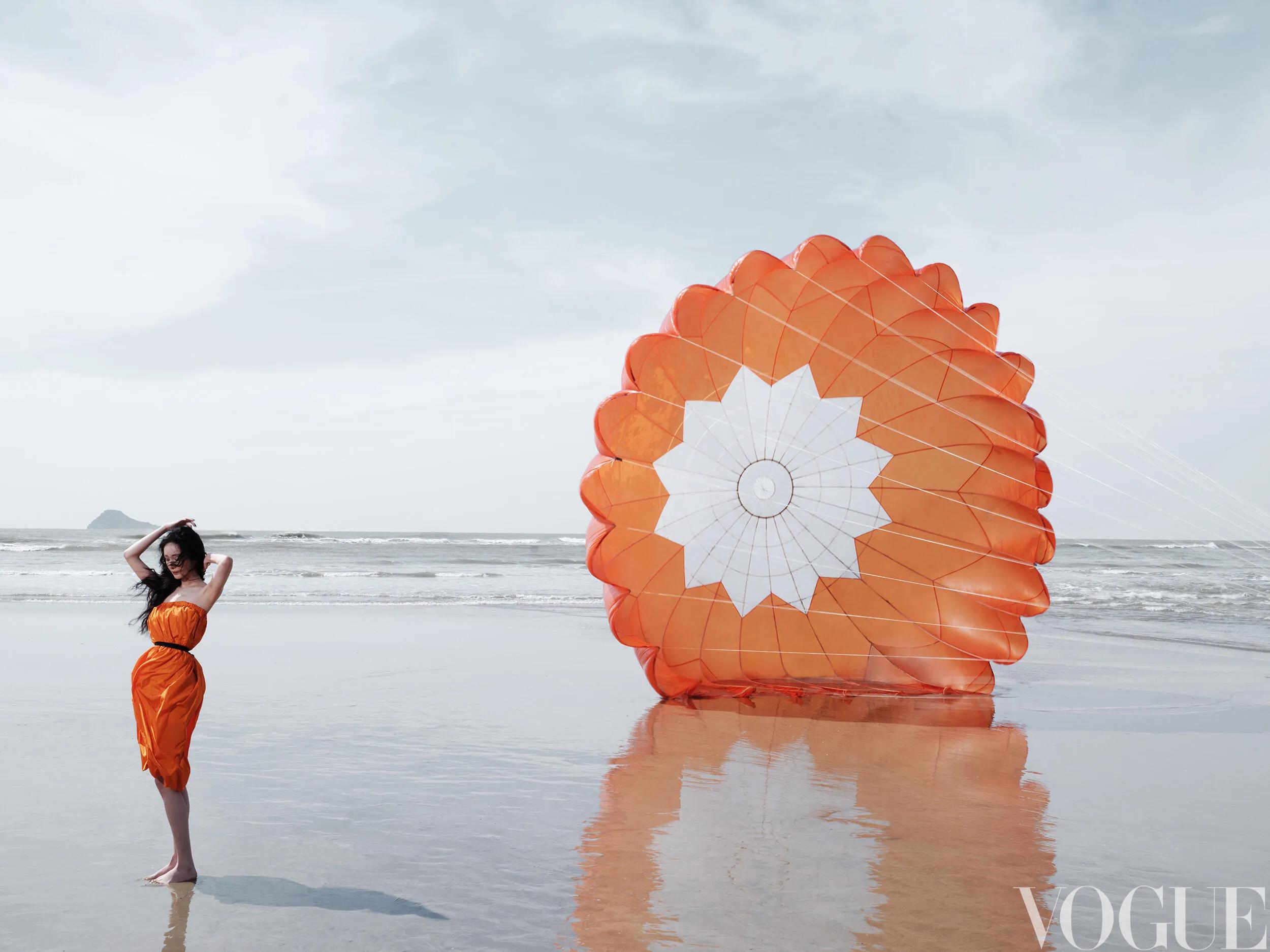 杨幂穿Prada登Vogue开年封面，她在海边骑白马，脖子上挂满红珊瑚