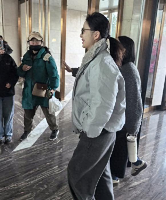 河北偶遇佟丽娅高露聚餐，素颜生图显老又一般，棉袄掉色像旧的